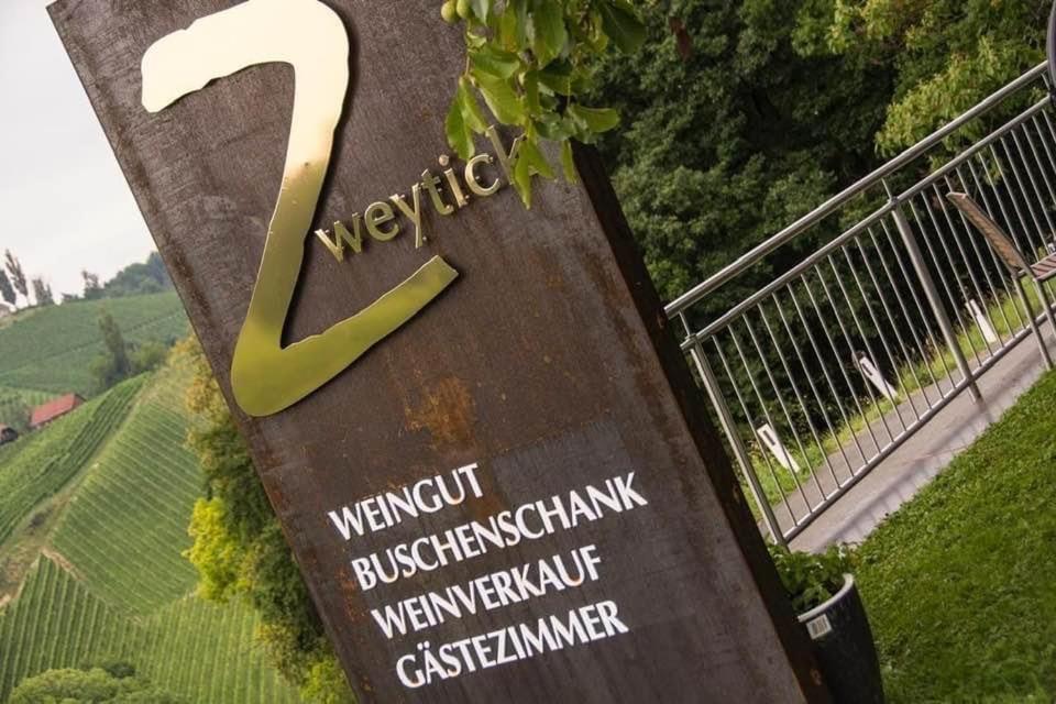 Zweytick Gaestezimmer Weingut Ratsch an der Weinstraße Exterior foto