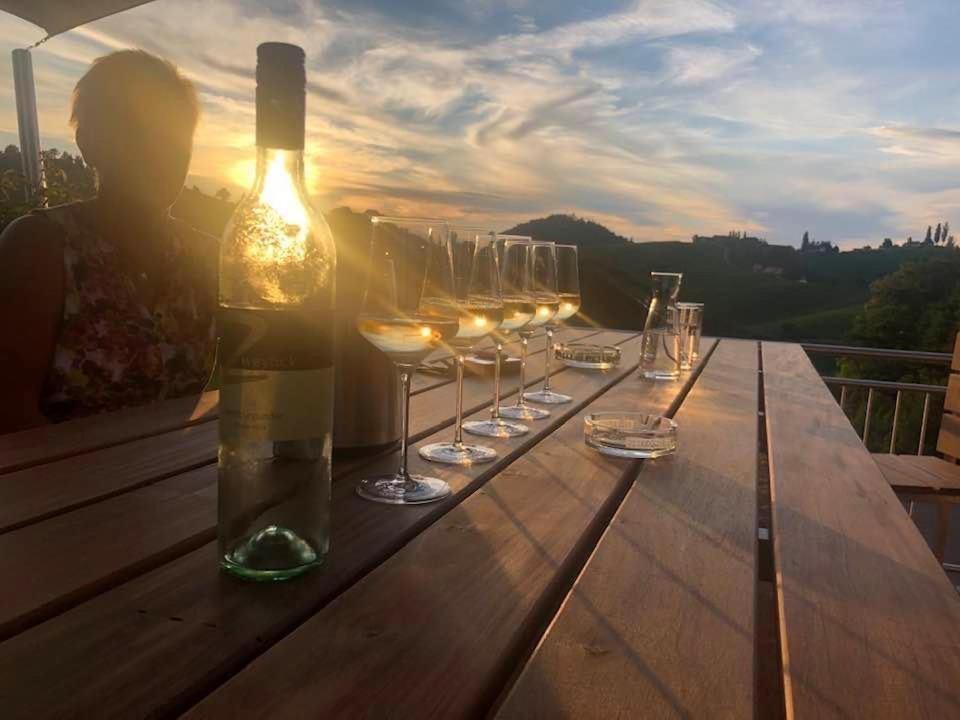 Zweytick Gaestezimmer Weingut Ratsch an der Weinstraße Exterior foto