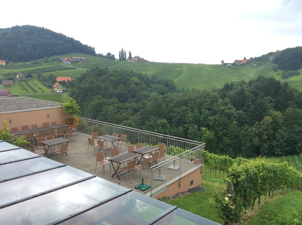 Zweytick Gaestezimmer Weingut Ratsch an der Weinstraße Exterior foto
