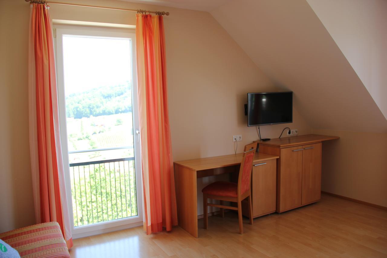 Zweytick Gaestezimmer Weingut Ratsch an der Weinstraße Exterior foto