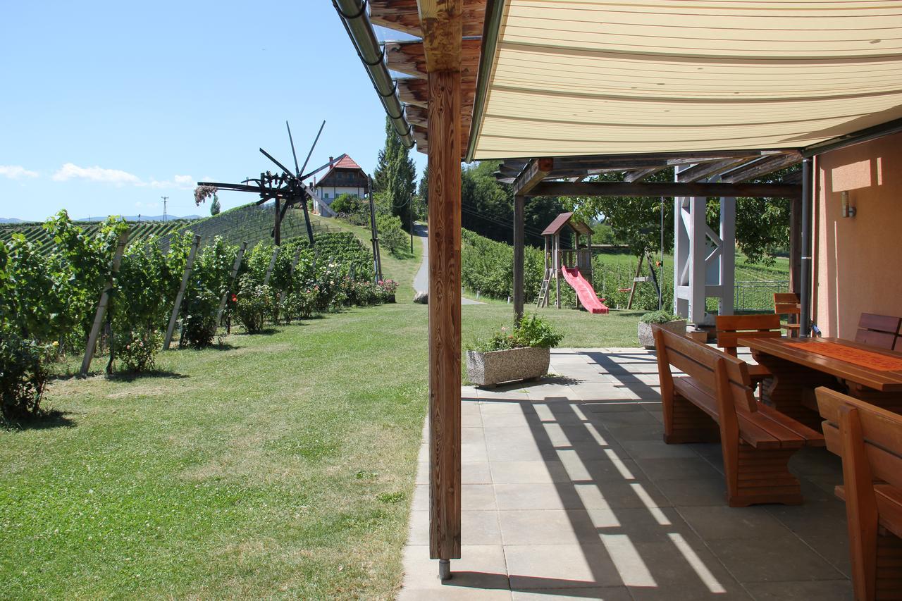 Zweytick Gaestezimmer Weingut Ratsch an der Weinstraße Exterior foto